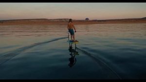 Электрофойл — доска на электромоторе с подводным крылом, которая поднимается и парит над водой