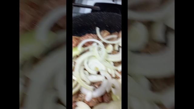 готовлю печень жареную в муке с лучком❤️рис и солёные помидорчики👍 смотреть онлайн