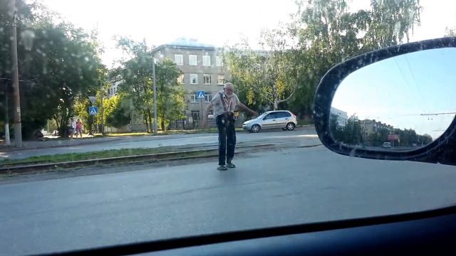 Пьяный Карлсон преодолевает дорогу, Drunk смотреть онлайн