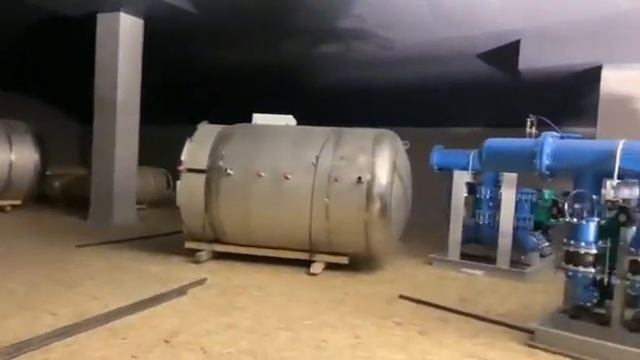 Затаскиваем оборудование в помещение ИТП, площадь 500м2, вес 3,5-4,5 тн в стеснененных условиях смотреть онлайн