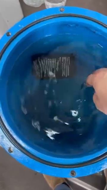 Конденсаторная подрывная машинка "Арена-5". Тест в воде смотреть онлайн