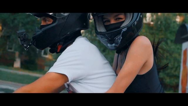 Голая Попка 2.Девушка на СПОРТБАЙКЕ в купальнике.Реакция прохожих. смотреть онлайн