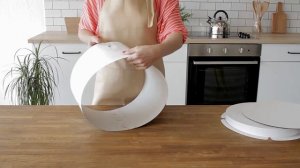 Круглая картонная коробка для торта.