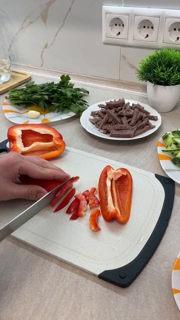 Салат с варёной говядиной #готовимдома #рецепты #простыерецепты #вкуснаяеда #салаты #еда #ужин #уют