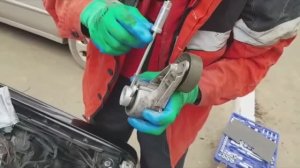 Замена натяжителя , поликлинового ременя. Мерседес w201 190 м102