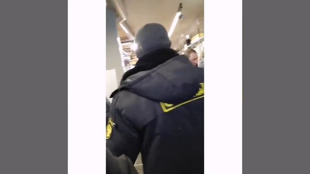 ПРАНКАНУЛИ ОХРАННИКОВ В МАГАЗИНЕ. ДОСТАЛ СТВОЛ смотреть онлайн