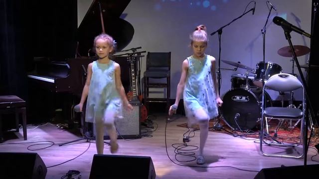 Кобенко Рада и Бабич Варя "Маленький кораблик" смотреть онлайн