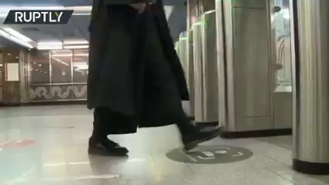 RUSSIA METRO IN MOSCOW USING FACIAL PAY! смотреть онлайн