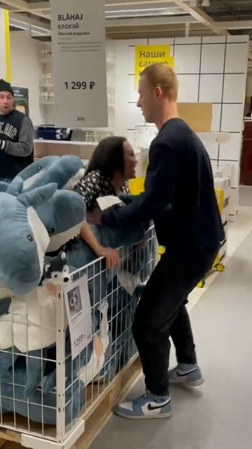 ИКЕА , акула и я 😂 ПРАНК/ РЕАКЦИЯ #shorts #prank #смешно #угар #comedy #reaction #икеа смотреть онлайн