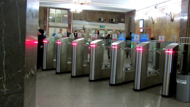 Станция "Театральная" - турникеты, эскалаторы // 22 ноября 2012 смотреть онлайн