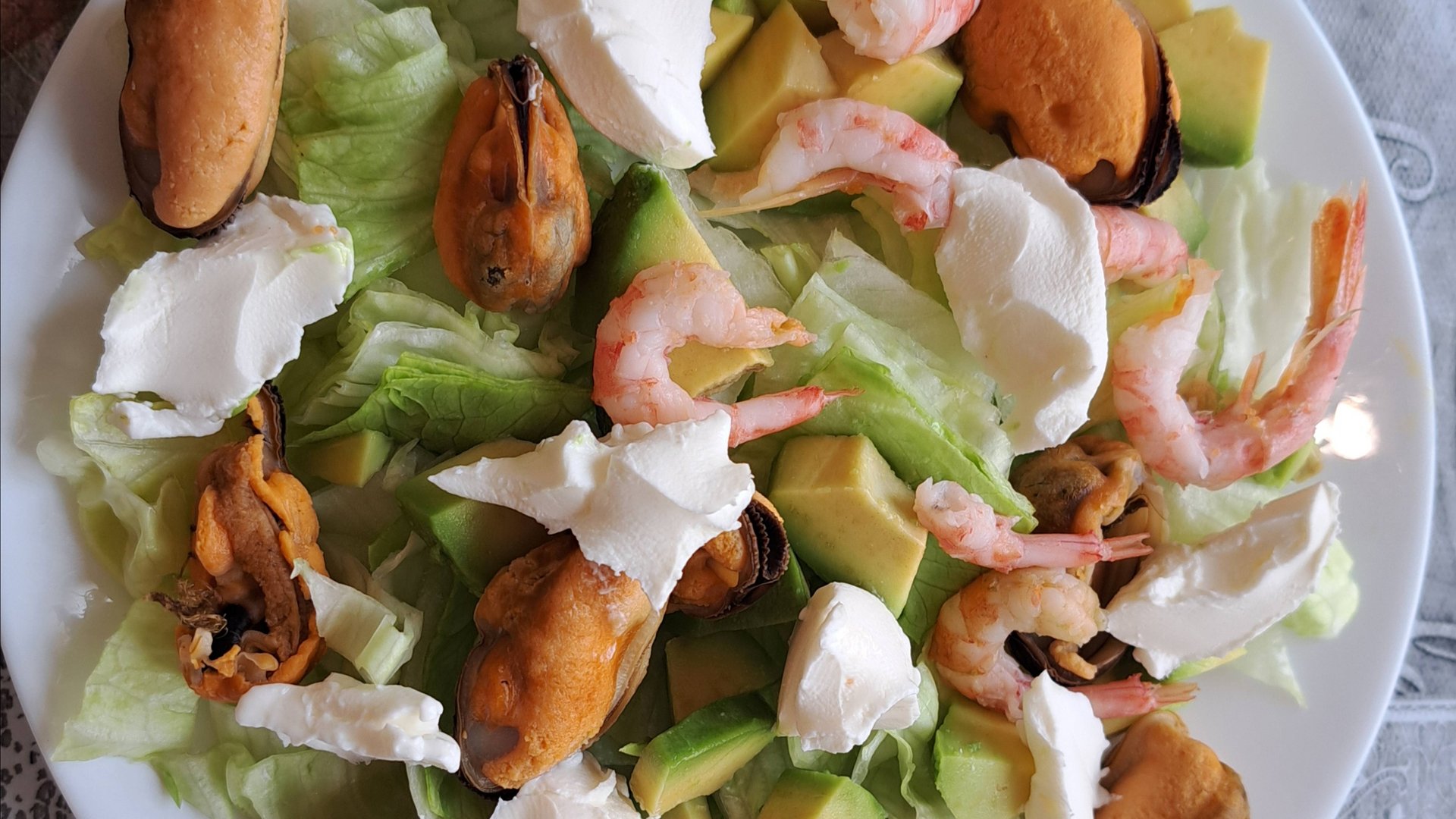 Простой салат для похудения с креветками и мидиями. смотреть онлайн