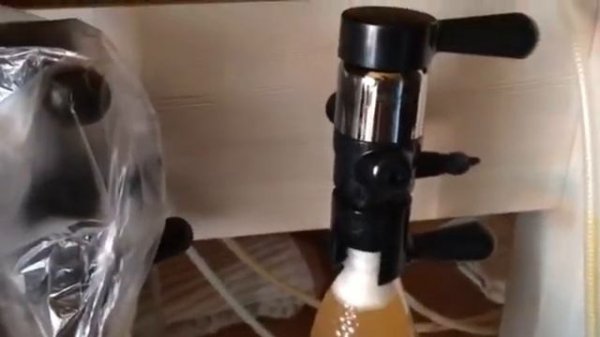 Розлив по ПЭТ бутылкам через PEGAS. Bottling through PEGAS.