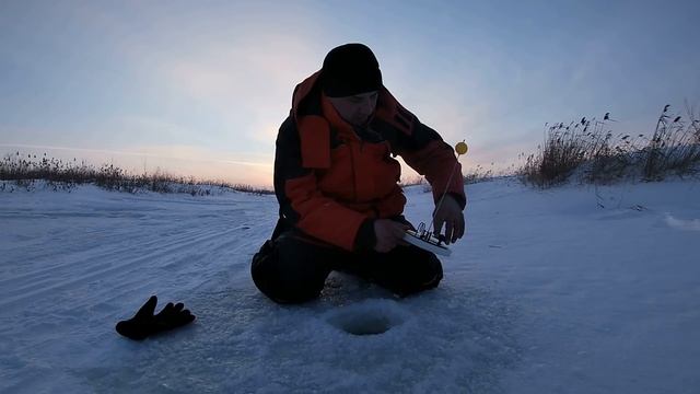 ЖЕРЛИЦЫ 2021 Разведка УДАЛАСЬ! Щука ОБНАРУЖЕНА! Оставил жерлицы на пару часов... Щука словила момент смотреть онлайн