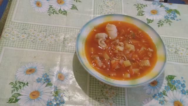Суп с солеными огурцами и  свежей капустой