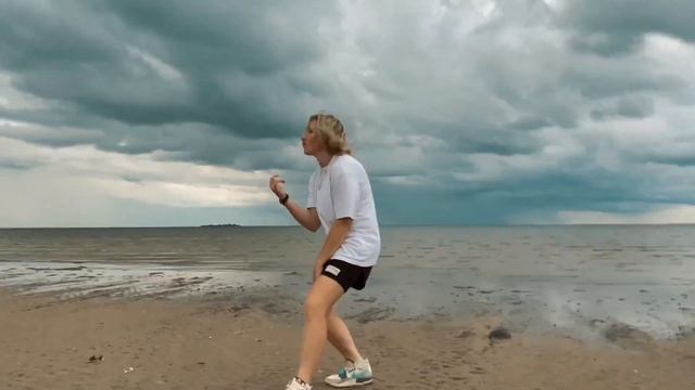 «В моменте» LIZA DRON официальный клип смотреть онлайн
