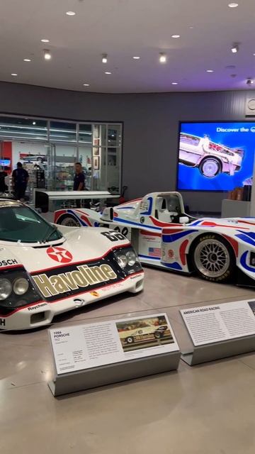 В Америке… такого ты не видел Porsche 962 Porsche Lola B2K/10 Petersen Auto Museum жизнь в Америке смотреть онлайн