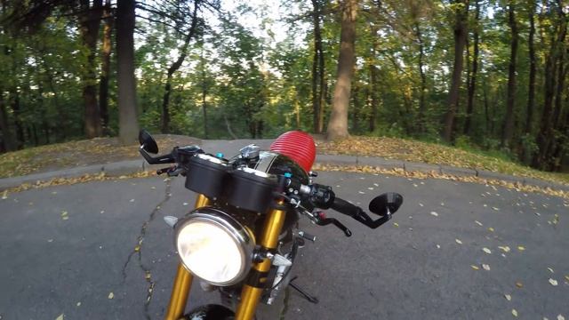 Потошним? Triumph Thruxton 900 (UltraHD 4K): first look, walk around, exhaust sound смотреть онлайн