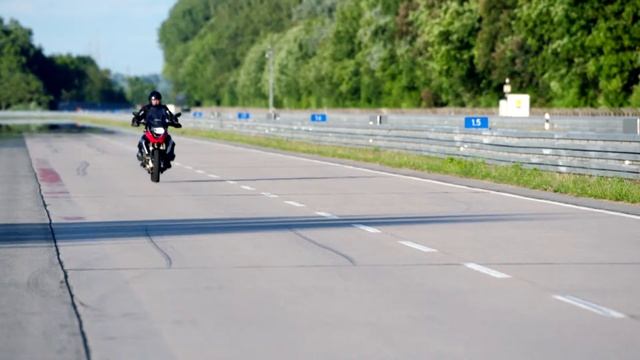 Feature: BMW Motorrad, dynamic brake light. смотреть онлайн