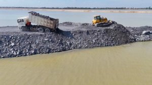 Строительство, дорога через озеро, засыпка, обзор