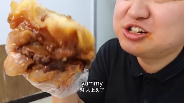 家里停水停电，阿强煮个泡面点个炸鸡，大快朵颐超过瘾！【cram阿强】 смотреть онлайн