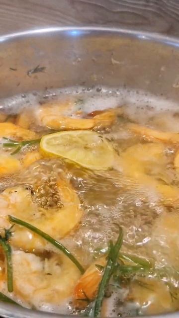 Креветки варёные.