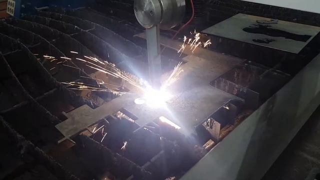 Резка металла источником плазмы Гипертерм Powermax 105 на станке плазменной резки с ЧПУ