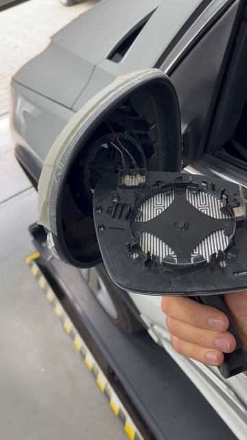 Spiegelglas an einen VW Tiguan demontieren смотреть онлайн