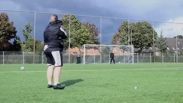 Толстяк с лучшим свободным ударом в мире, 1 смотреть онлайн