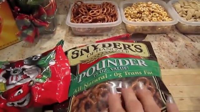 Easy Delicious Muddy Buddies or Puppy Chow Recipe and Gift Ideas for The Holidays смотреть онлайн