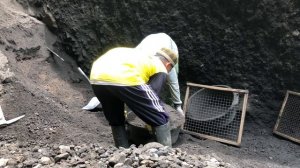 Строительство, шахтёры фильтруют песок отделяя от камней