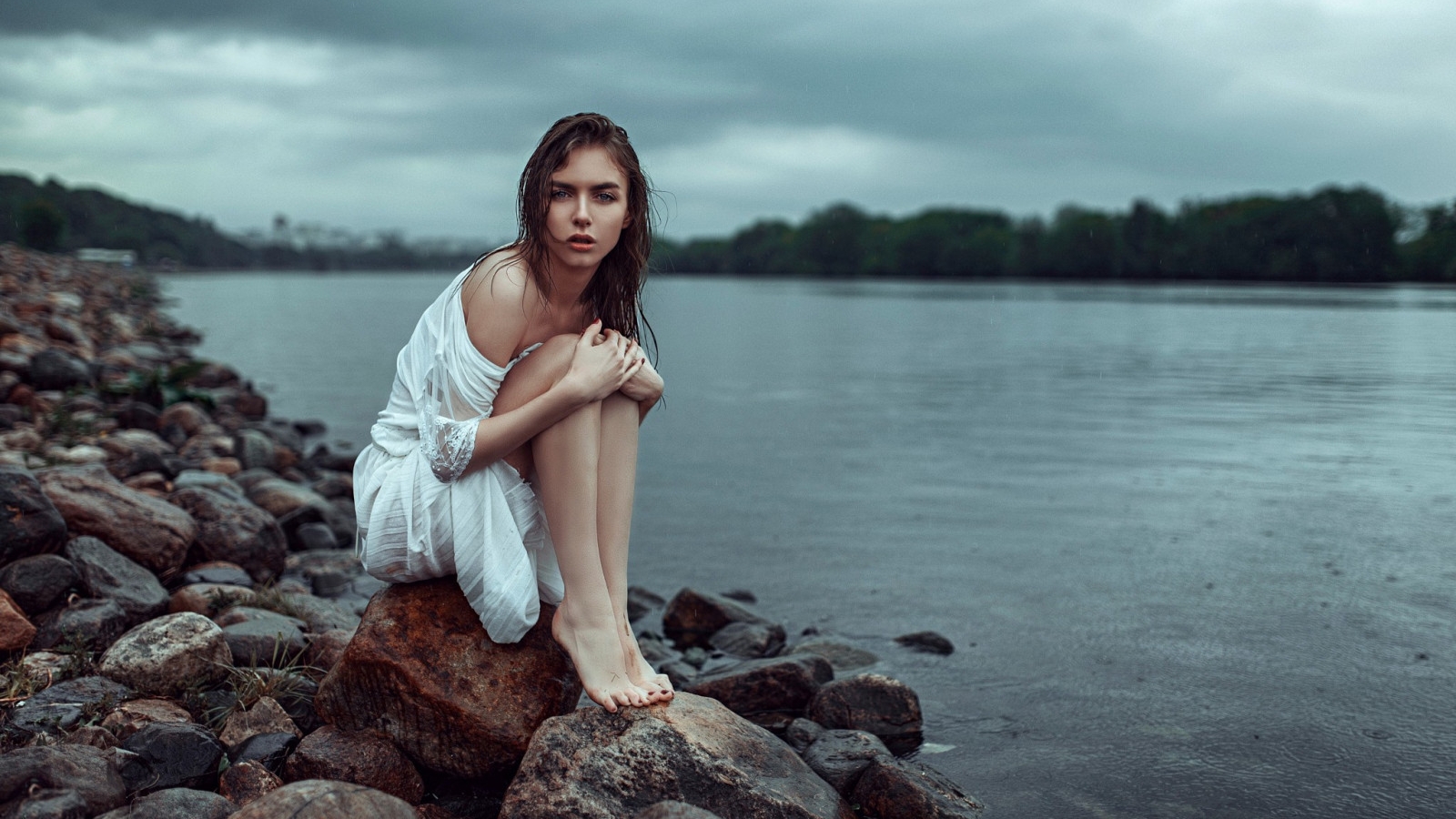 Девушка медитирует на природе 🙏 смотреть онлайн