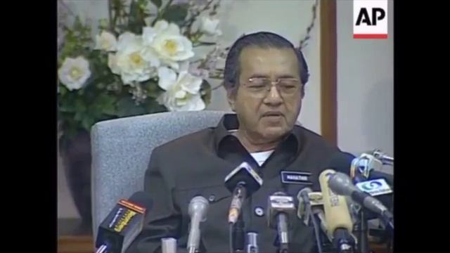 Mahathir dakwa Anwar mangsa politik, salah dipenjarakan смотреть онлайн