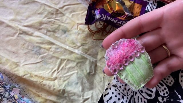 #slowstitch Whimsical Cupcakes Tiny Brooches PROCESS VIDEO Reuse Fabric Scraps ♻️