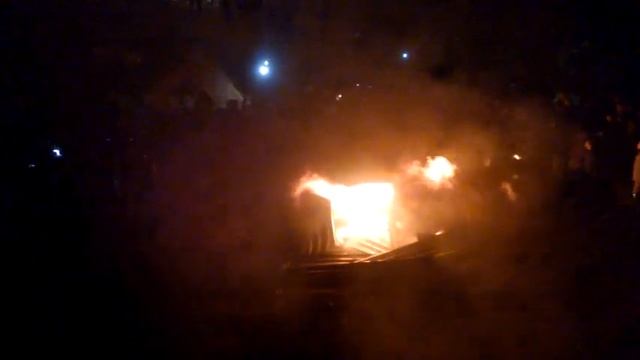 Мешканці Осокорків спалили паркан скандальної забудови смотреть онлайн