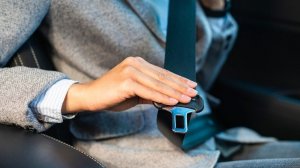 Передний пассажиров не пристегнут: кто заплатит штраф