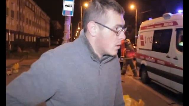 В Калининграде полиция проводит проверку по факту столкновения микроавтобуса с двумя автомобилями и смотреть онлайн