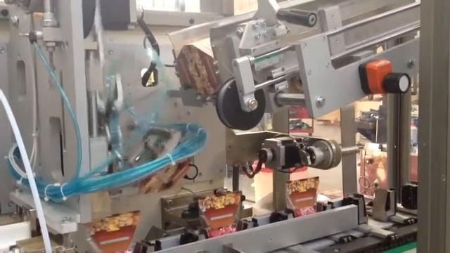 Упаковочная машина с штамповкой картонной накладки смотреть онлайн