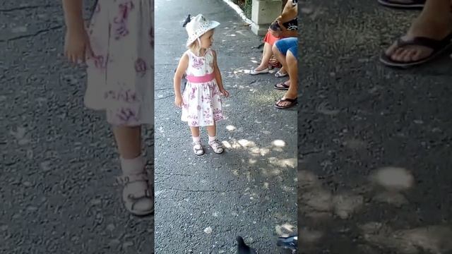 Яся гладит голубя!!! смотреть онлайн