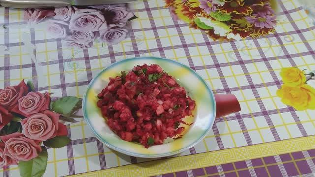 Свекла сырая, картошка печеная яблоки и соленые огурцы Салат