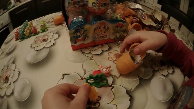 Открыли коробку киндер сюрпризов смотреть онлайн