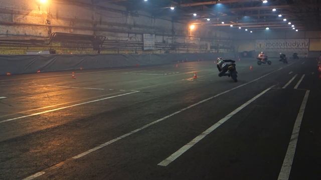 Влог 1. Секреты гоночной мотошколы для уличных байкеров: сравнение навыков, техники, результатов смотреть онлайн
