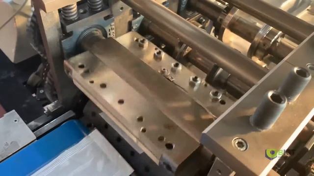 Упаковка в пакет 4 шва (саше) на горизонтальной упаковочной машине смотреть онлайн