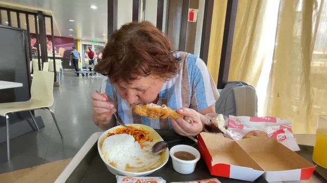 MOM IS SHOCKED BY JOLLIBEE! Best Food In The World!
