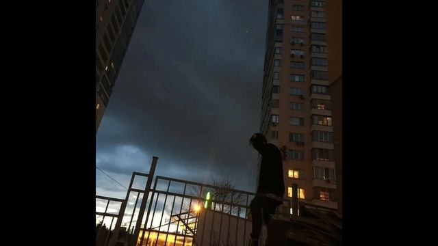 Иногда грусть поглощает нас, но это не повод быть таким до конца. смотреть онлайн