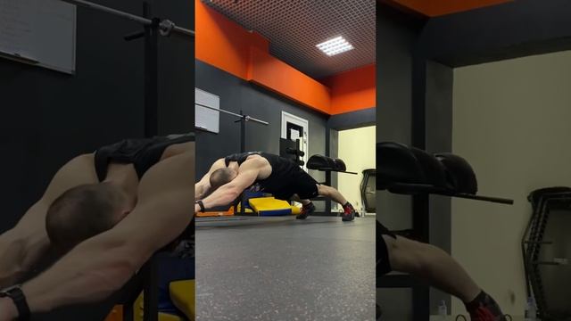 Тренировка дня 💪🐻🔥. 13.04.22. Жим 130 кг. Брусья 70 кг. Выходы силой. Отжимания в стойке. Пресс. смотреть онлайн