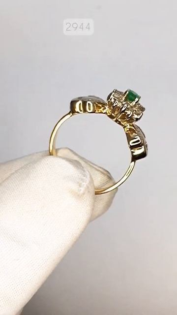 Золотое кольцо с бриллиантами и изумрудом смотреть онлайн