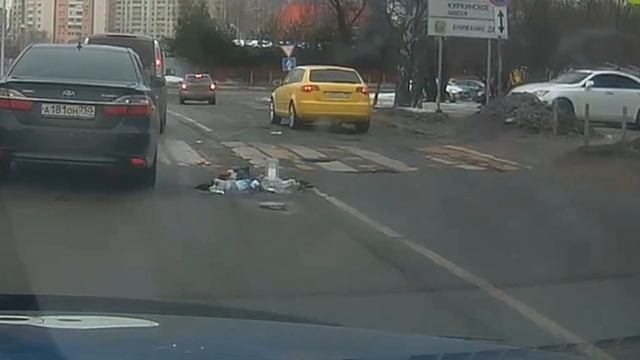Мусор на дороге. Оригинальный способ латания ям в Химках. смотреть онлайн