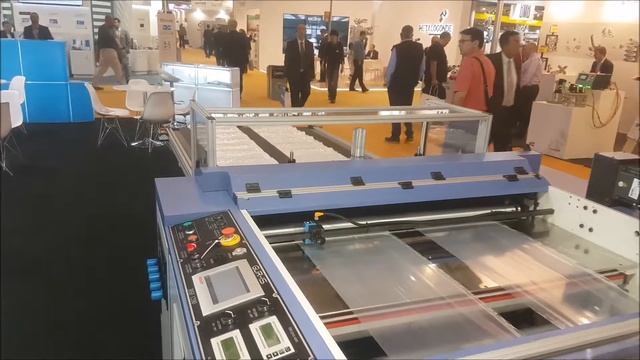 BSF-1200 ОБОРУДОВАНИЕ ДЛЯ ДОННОГО ШВА СИСТЕМА ЛЕТАЮЩЕГО НОЖА ВЫСТАВКА EQUIPLAST 2017 ИСПАНИЯ смотреть онлайн