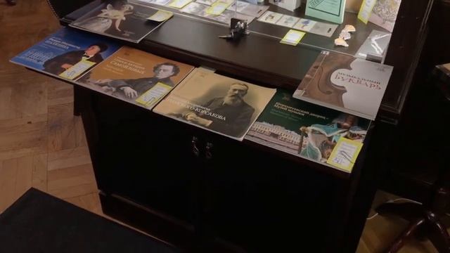 Витрина из дуба "АЛЬБЕРТА" для музея театрального и музыкального искусства/ деревянные витрины АМУР смотреть онлайн