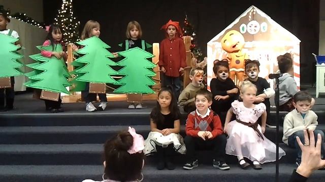 Jasmin's Kindergarten class play "The Tale of the Gingerbread Man" смотреть онлайн
